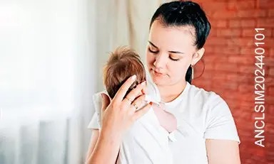 Mama tiene a su hijo en brazos