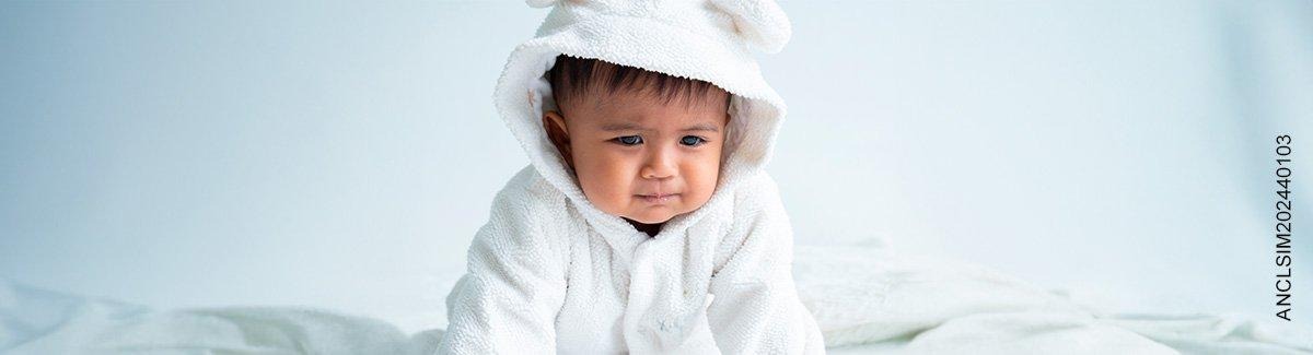 Bebe con expresión en su rostro de tristeza