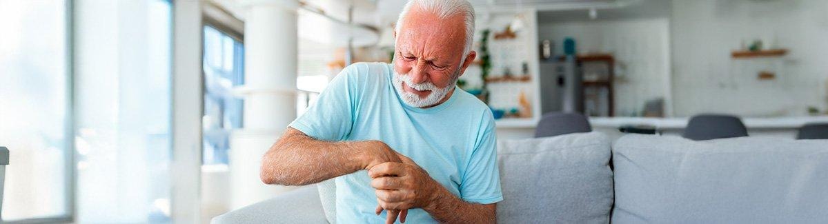 adulto mayor con problemas musculares 