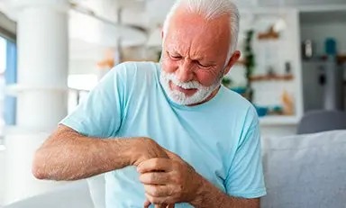 adulto mayor con problemas musculares 