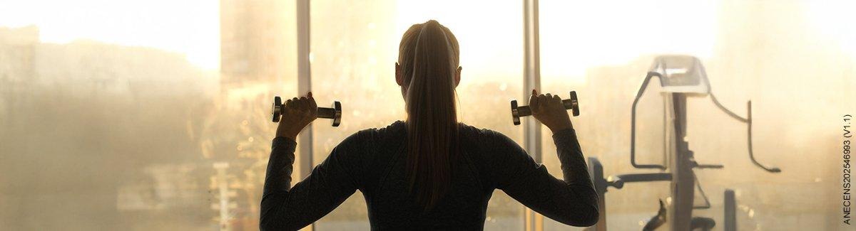 mujer mayor haciendo ejercicio