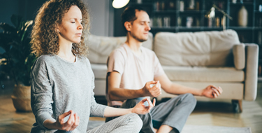 pareja de adultos haciendo yoga, respirando en calma