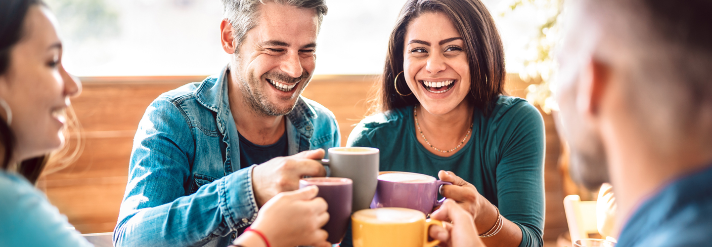 Amigos tomando un café