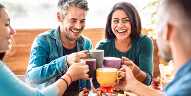 Amigos tomando un café