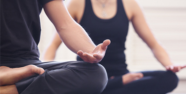 Dos personas en postura de yoga o estiramiento para fortalecer los músculos