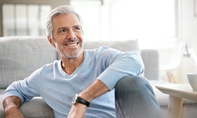 Señor de edad sentado