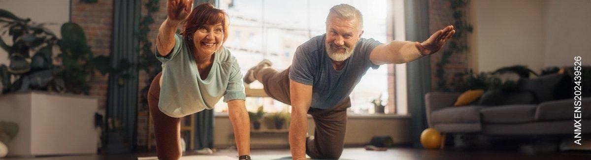 Adultos mayores haciendo ejercicio en casa