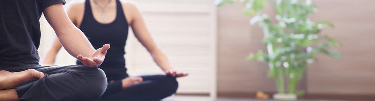 Dos personas en postura de yoga o estiramiento para fortalecer los músculos