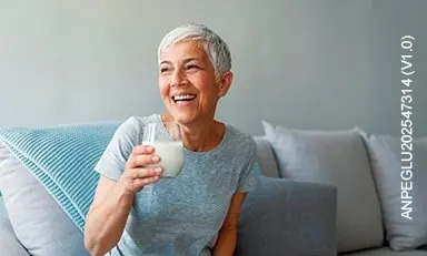 mujer tomando vitaminas