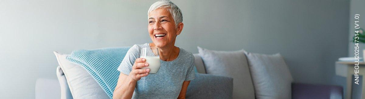 mujer tomando vitaminas