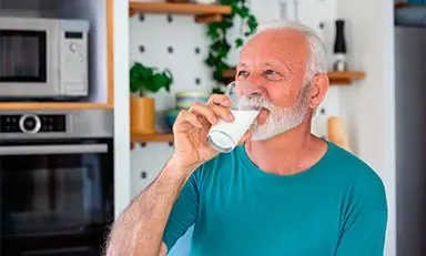 mujer tomando vitaminas