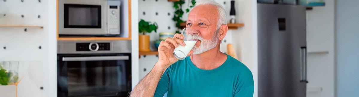 mujer tomando vitaminas