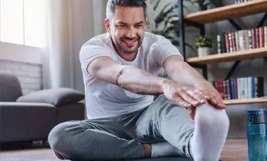 adulto haciendo ejercicios de estiramiento y flexibilidad