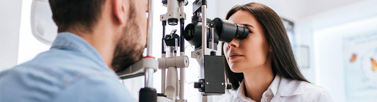 Doctora examina los ojos de un paciente