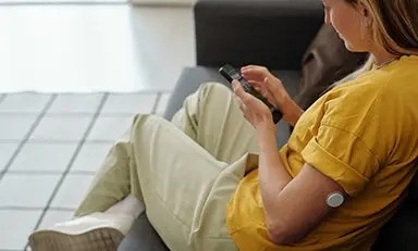 Mujer revisando su celular