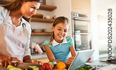 mamá e hija realizando receta juntas en la cocina