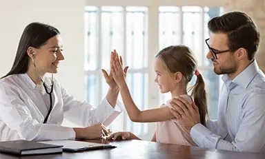 Descubre la importancia de los juegos sensoriales en el desarrollo infantil. Aprende cómo estas actividades pueden estimular los sentidos de tus hijos y promover su crecimiento cognitivo y emocional.