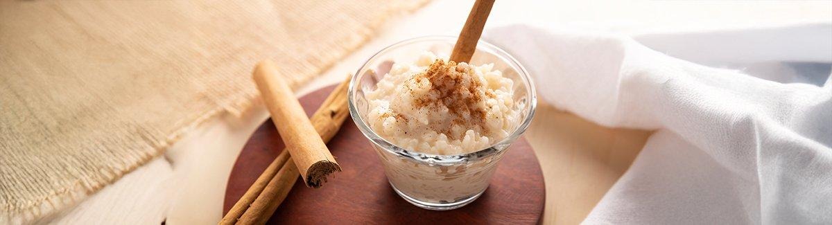 Arroz con leche junto con barquillos