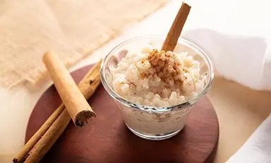 Arroz con leche junto con barquillos