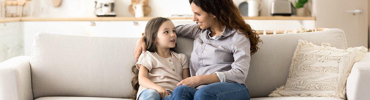 Madre hablando y aconsejando a su hija