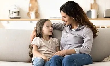 Madre hablando y aconsejando a su hija