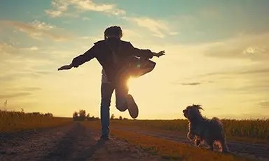 Niño corriendo junto a un perro