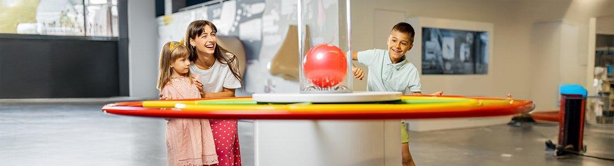 Niños jugando con un globo rojo