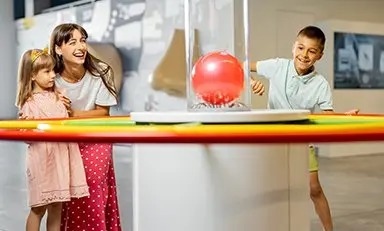 Niños jugando con un globo rojo