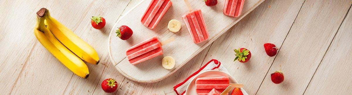 Paletas de helado de plátano y fresa