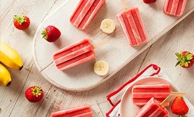 Paletas de helado de plátano y fresa