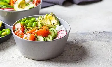 Plato con botana de verduras crujientes