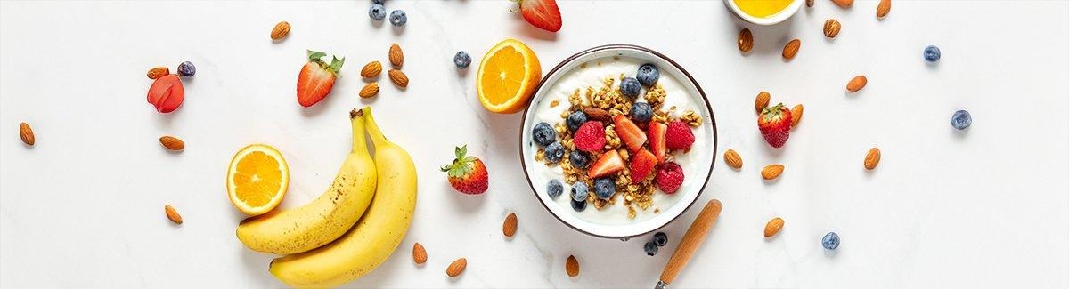 Plato de cereal de hojuelas con fruta