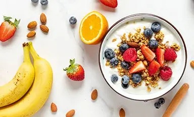 Plato de cereal de hojuelas con fruta