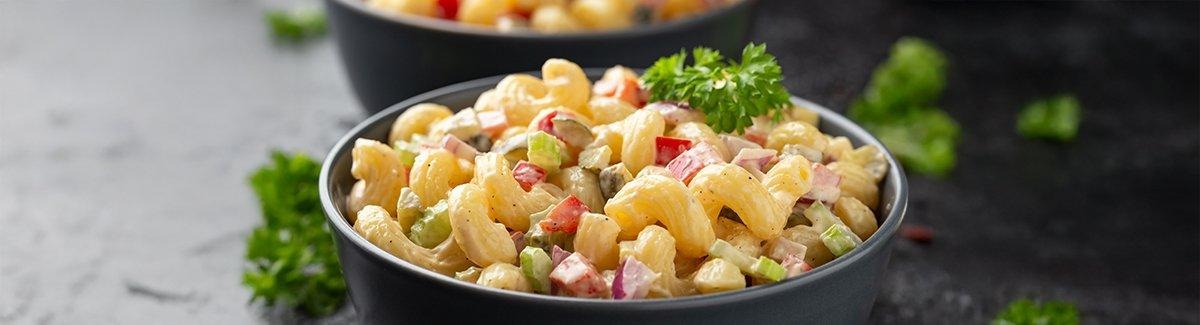 Plato de pasta fría con vegetales