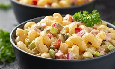 Plato de pasta fría con vegetales