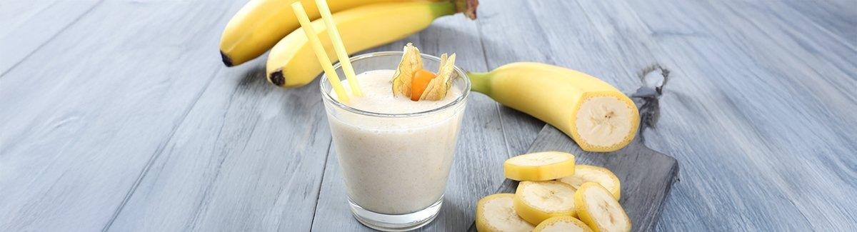 Vaso con licuado de platano