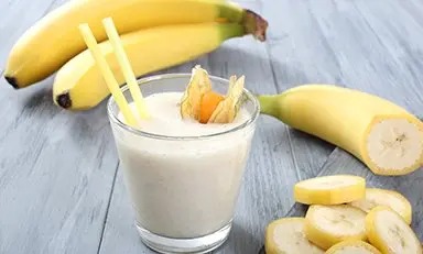 Vaso con licuado de platano