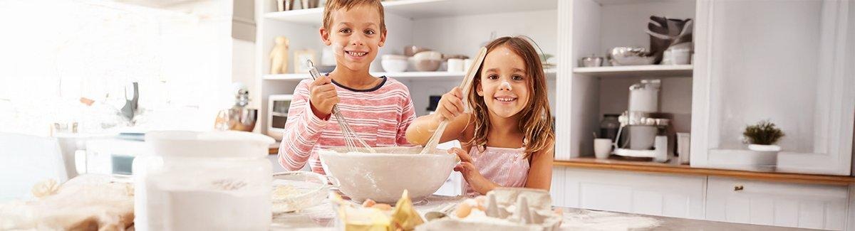 niña en columpio, la niña lleva un vestido blanco con diseños florales rosados. El fondo incluye una sección púrpura con dos zanahorias ilustradas y algunos elementos decorativos