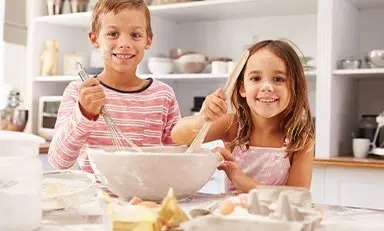 niña en columpio, la niña lleva un vestido blanco con diseños florales rosados. El fondo incluye una sección púrpura con dos zanahorias ilustradas y algunos elementos decorativos