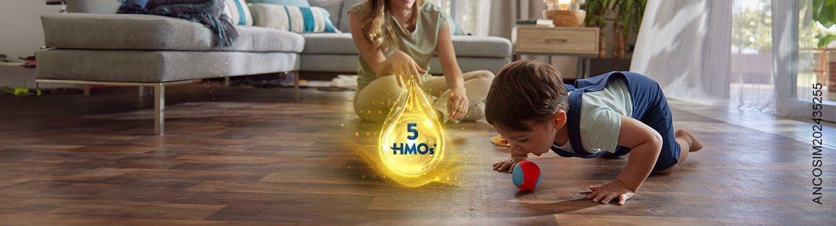 Niño pequeño jugando con su pelota al lado de una gota con destellos mágicos que dice “5 HMOS”