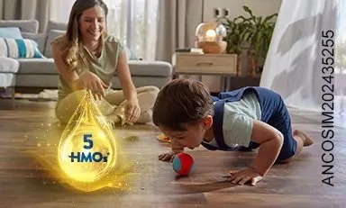 Niño pequeño jugando con su pelota al lado de una gota con destellos mágicos que dice “5 HMOS”