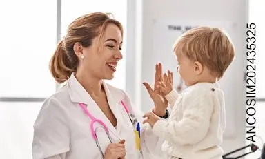  mujer pediatra choca las manos de manera amistosa con su pequeño paciente.