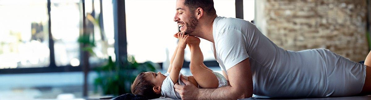 Papá cambiando pañal