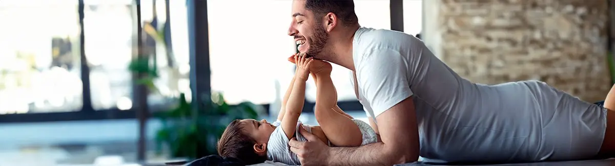 papá jugando con su hijo