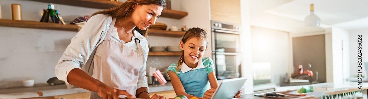 mamá e hija realizando receta juntas en la cocina
