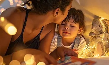 Madre contando un cuento a su hija