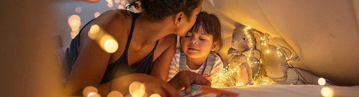 Madre contando un cuento a su hija