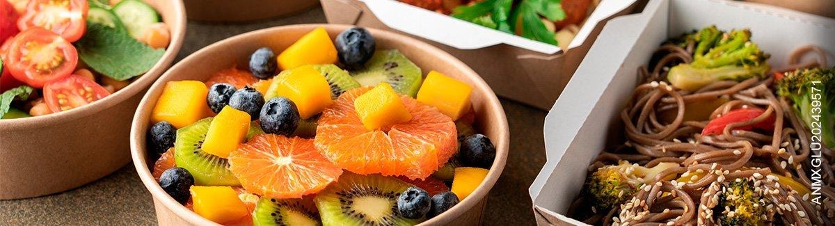 Platos con preparaciones con fruta, verduras, pasta y carne