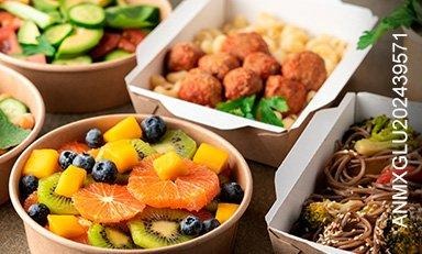 Platos con preparaciones con fruta, verduras, pasta y carne