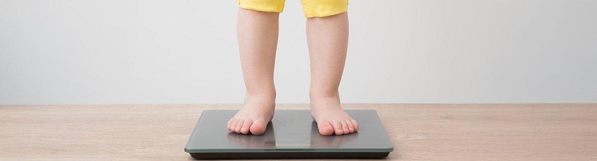 piernas de niño sobre vascula